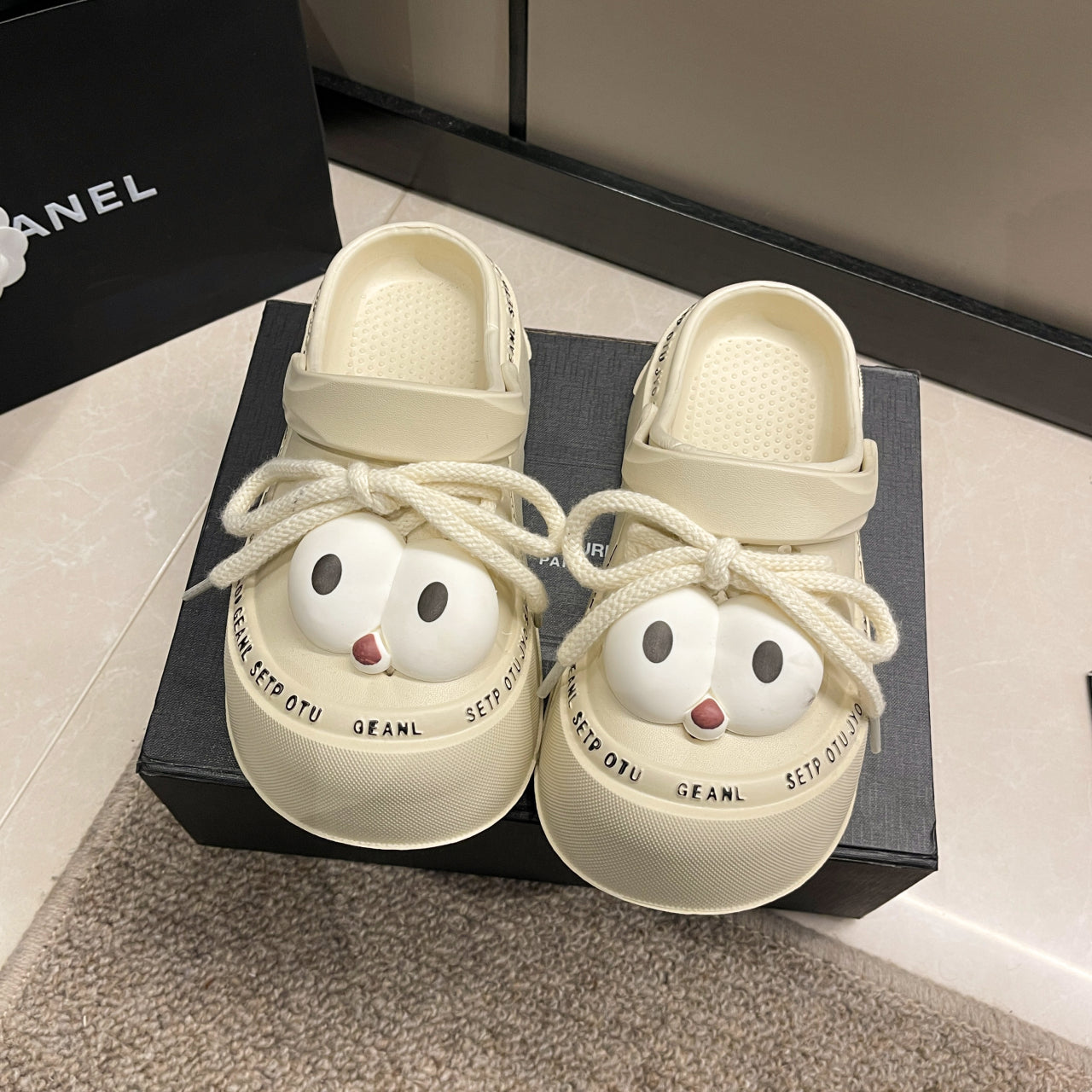 Cute Big Eyes Lace-up Two-Way Hole Shoes
