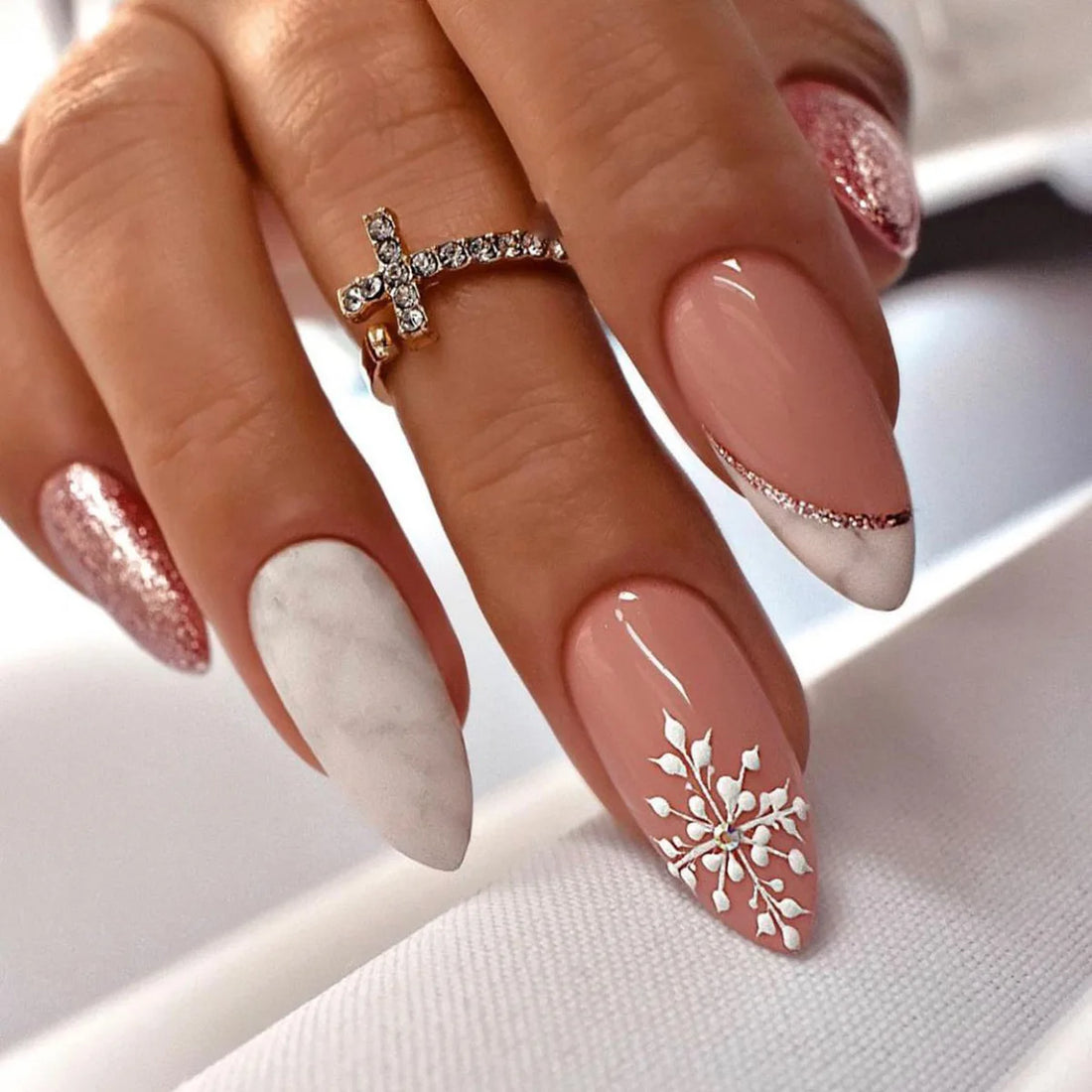 Holiday Glitter Almond No. 01 press-on nails
